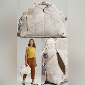 Lululemon Gathered Handle Gym Bag Vol 14 L in Aquila White Opal Multi
